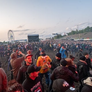 Menschen auf dem Festivalgelände von Rock am Ring 2025.