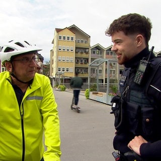 Berufsschullehrer Frank Brandes verlieh sein E-Bike an Polizisit Jannik Backes.