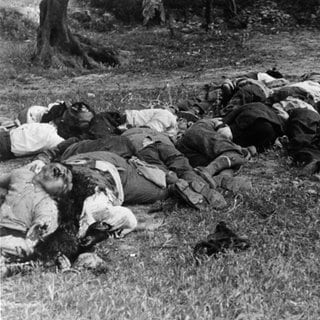 2.Weltkrieg, Griechenland, Kreta: Massaker von Kondomari (Erschiessung von Zivilisten - Bild drei der Serie: Die Erschossenen 24 Männer im Alter von 15-50 Jahren, Bewohner des Dorfes Kondomari auf Kreta, werden erschossen.
