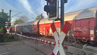 Geschlossener Bahnübergang in Gondelsheim