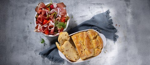 Herzhafter Schneiderfleck in einer Auflaufform mit Beilage. Ein SWR1 Pfännle-Rezept zum Motto "Bock auf Brot".