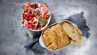 Herzhafter Schneiderfleck in einer Auflaufform mit Beilage. Ein SWR1 Pfännle-Rezept zum Motto "Bock auf Brot".