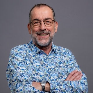 Porträt von SWR4 Experte Volker Kugel im blauen gemusterten Hemd