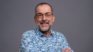 Porträt von SWR4 Experte Volker Kugel im blauen gemusterten Hemd