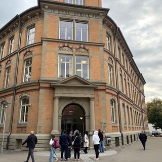 Schüler verlassen ein Schulgebäude in Albstadt-Ebingen. Ein Ex-Schüler soll eine Lehrerin geschlagen haben.