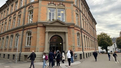 Schüler verlassen ein Schulgebäude in Albstadt-Ebingen. Ein Ex-Schüler soll eine Lehrerin geschlagen haben.