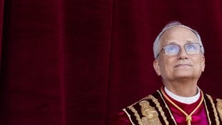Der neu gewählte Papst Leo XIV. erscheint nach dem Konklave auf dem Balkon des Petersdoms im Vatikan.