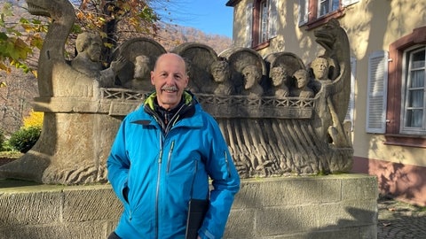 Eine Nachbildung des Weinschiffes steht im Neumagener Ortskern. Für Ortsbürgermeister Dieter Heintz ist es der wichtigste Fund aus seiner Gemeinde. 