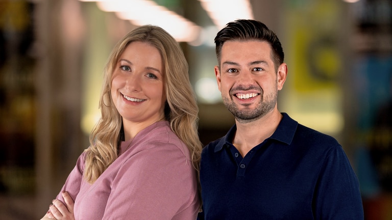 Moderatorin Doro Büttner und Moderator Matthias Sziedat aus dem SWR1 Team moderieren gemeinsam die Sendung "SWR1 Guten Morgen Baden-Württemberg"