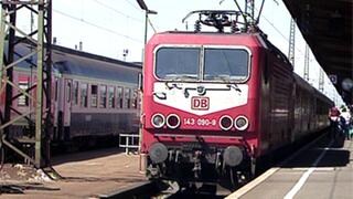 Eine Bahn fährt in einen Bahnhof ein