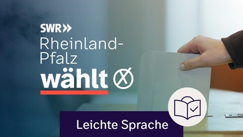 Foto: Eine Hand steckt einen Wahl•zettel in eine Wahl•box. Dazu der Text „Rheinland-Pfalz wählt“.  Darüber steht das Logo vom SWR. Das Logo besteht aus den 3 Buchstaben S und W und R und zwei Pfeilen.  SWR ist die Abkürzung für Süd•west•rundfunk.  Unten im Bild steht: „Leichte Sprache“ Und es gibt einen weißen Kreis mit blauer Zeichnung: Darin ist ein Kopf hinter einem Buch. Auf dem Buch ist ein Häkchen. Das zusammen ist das SWR-Zeichen für Leichte Sprache. 