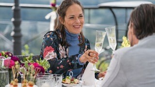 Sophie und Constantin stoßen mit Sekt an