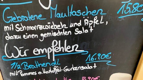 Angebote auf einer Tafel vor einem Restaurant in der Pfalz. Pfälzer Gastronomen legen sich jetzt noch nicht fest, ob sie 2026 mit der Mehrwertsteuer die Preise senken können.