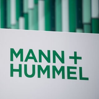 Schriftzug von Mann+Hummel an Firmenzentrale, Symbolbild für Mitarbeiter von Mann+Hummel in Speyer nach angekündigter Standortschließung ratlos