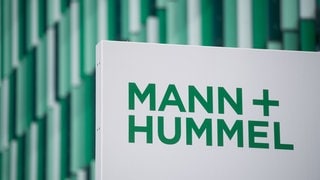 Schriftzug von Mann+Hummel an Firmenzentrale, Symbolbild für Mitarbeiter von Mann+Hummel in Speyer nach angekündigter Standortschließung ratlos