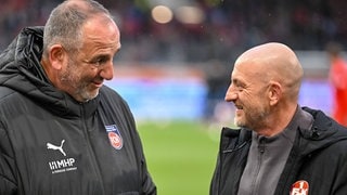 Frank Schmidt vom 1. FC Heidenheim im Gespräch mit Torsten Lieberknecht vom 1. FC Kaiserslautern