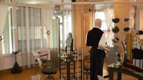 Nur die Schaufensterpuppe hält es noch in dem eiskalten Frisörsalon von Harald Reitemeyer aus. Dort gibt es seit Wochen Probleme mit der Heizung.