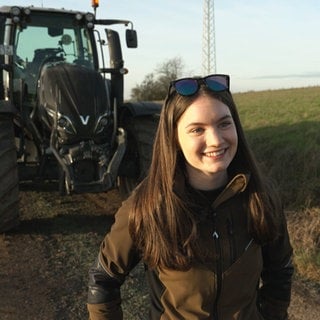 Lena Bauer vor einem Traktor