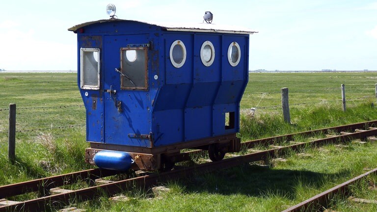 Die Blaue Lore ist eines der schönsten Fahrzeuge zwischen Halligen und Festland. Ihr Aussehen wurde einem Schiff nachempfunden.