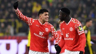 Mainz-05-Spielmacher Nadiem Amiri diskutiert mit Flügelstürmer Silas. Die 0:4-Niederlage bei Borussia Dortmund konnten sie jedoch nicht verhindern.