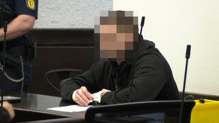 Ein Angeklagter im Landgericht Stuttgart: Er wird verdächtigt, eine Frau in einem Wald bei Sindelfingen ermordet zu haben.