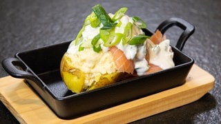 Gefüllte Kartoffeln mit Lachs und Dip