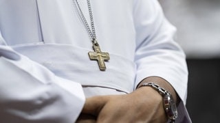 Priester bei einer Zeremonie