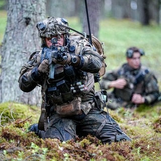 Ein Panzergrenadier der Bundeswehr schießt mit Übungsmunition (Symbolbild). 