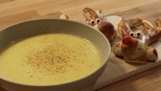 Gelbe Paprikasuppe mit Rentier aus Laugengebäck