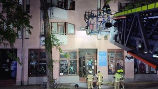 Der Feuerwehr gelang es, eine weitere Ausbreitung des Feuers zu verhindern. 