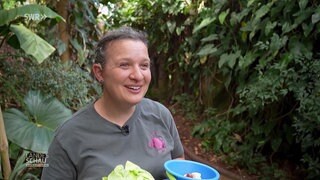 Tierpflegerin Lena kümmert sich um die Versorgung der Tiere im Amazonienhaus