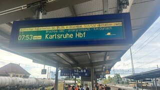 Informationstafeln am Bahnsteig: Zugausfälle wegen kurzfristiger Bauarbeiten am Bahnhof Bruchsal.