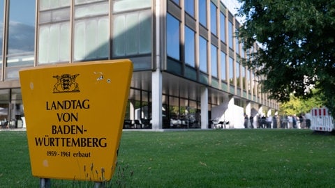 Das Gebäude des baden-württembergischen Landtags in Stuttgart von außen