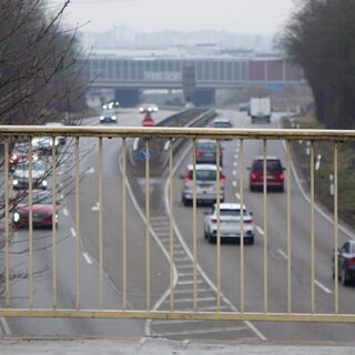 Die Polizei hat einen Mann festgeworfen, der mutmaßlich vor zwei Jahren Gegenstände von einer Brücke auf die B27 in Neckarsulm geworfen haben soll.