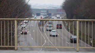 Die Polizei hat einen Mann festgeworfen, der mutmaßlich vor zwei Jahren Gegenstände von einer Brücke auf die B27 in Neckarsulm geworfen haben soll.