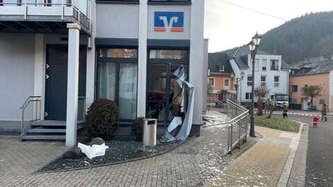 Ein Geldautomat der Volksbank in Kordel wurde gesprengt. 