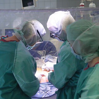 So wird eine Hüfte durch eine Operation schmerzfrei