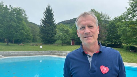 Matthias Mörmann, Vorstand der Schwimmbadinitiative Lautenbach steht vor dem Freibad, das von der Stadt Gernsbach wahrscheinlich nicht mehr weiterfinanziert werden soll.