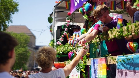 Tausende feiern CSD in der Freiburger Innenstadt