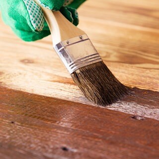 Holz wird lasiert