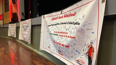 Das Bild zeigt die Betriebsversammlung bei Mann+Hummel in Speyer.
