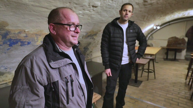 Hierzuland Winzenheim Zwei Männer im Gewölbekeller