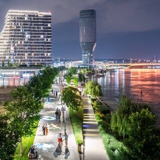 Das neue Luxusohnviertel Belgrade Waterfront an der Save: Die Besucherzahlen steigen in Serbiens Hauptstadt, es wird an allen Ecken gebaut. Belgrade Waterfront ist das größte Bauprojekt Südosteuropas. Die meisten Einheimischen aber können sich eine Wohnung in der Stadt nicht mehr leisten, stattdessen investieren hier viele Russen und Araber – zumeist in Cash: Geldwäsche ist an der Tagesordnung. 