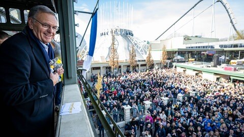 Roland Mack sucht wie hier bei der Wiedereröffnung des Europa-Parks im März den engen Kontakt zu den Fans 