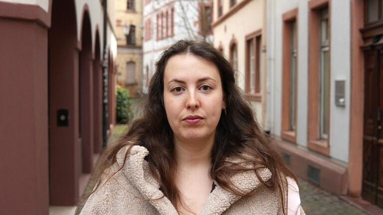 Junge Frau in den Straßen von Mainz ernst in die Kamera schauend