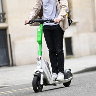 Junge Person auf ein E-Scooter