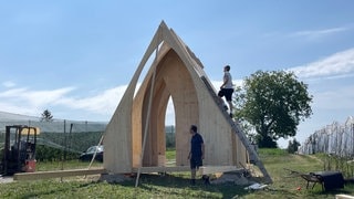 Auf dem Obstanbaubetrieb "Fuchshof" bauen Studierende der HTWG eine Kapelle aus Holz