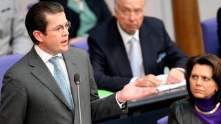 Bundesverteidigungsminister Karl-Theodor zu Guttember am 23. Februar 2011 im Deutschen Bundestag in Berlin. Er reichte am 1. März 2011 seinen Rücktritt infolge eines Skandals über das Plagiat seiner Doktorarbeit ein.