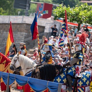 Ritter sitzen bei den Ritterspielen in Horb auf einem Pferd. Für die Stadt ist das Fest ein Minusgeschäft.