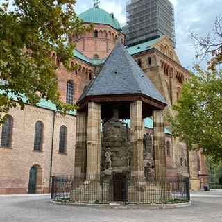 das restaurierte Kunstwerk Ölberg vorm Speyrer Dom 